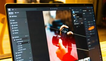 Ноутбук с открытым редактором фотографий