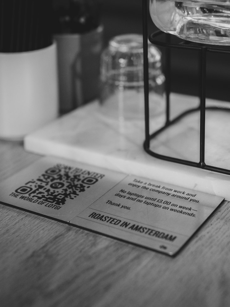 Печатная карточка с QR-кодом на деревянном столе